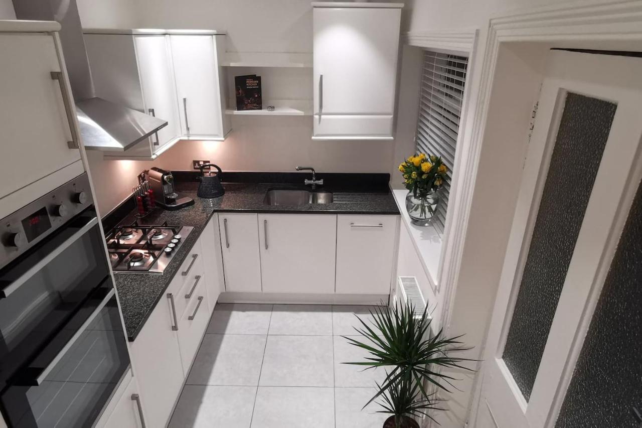 Perfectly Located 4 Storey Townhouse With 2 Parking Spaces In Central ฮาร์โรเกต ภายนอก รูปภาพ