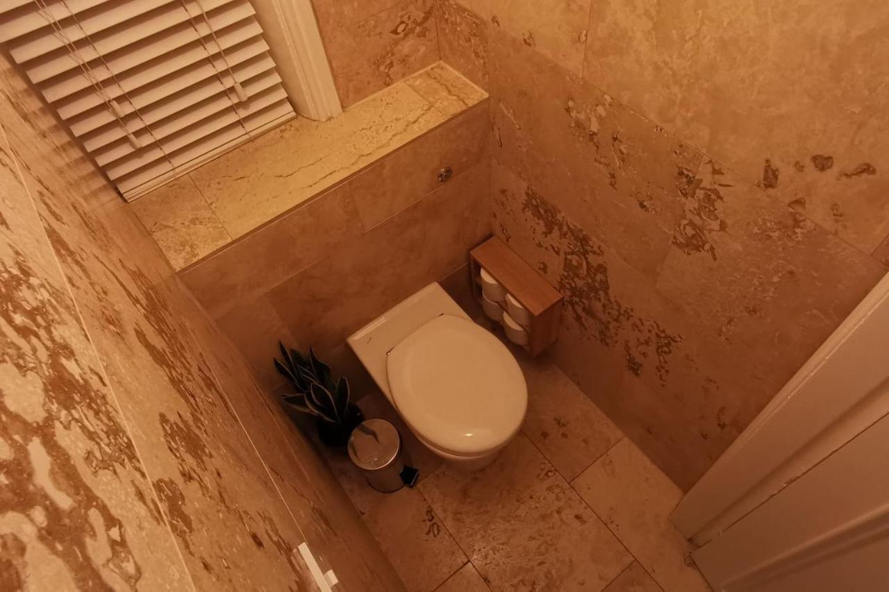 Perfectly Located 4 Storey Townhouse With 2 Parking Spaces In Central ฮาร์โรเกต ภายนอก รูปภาพ