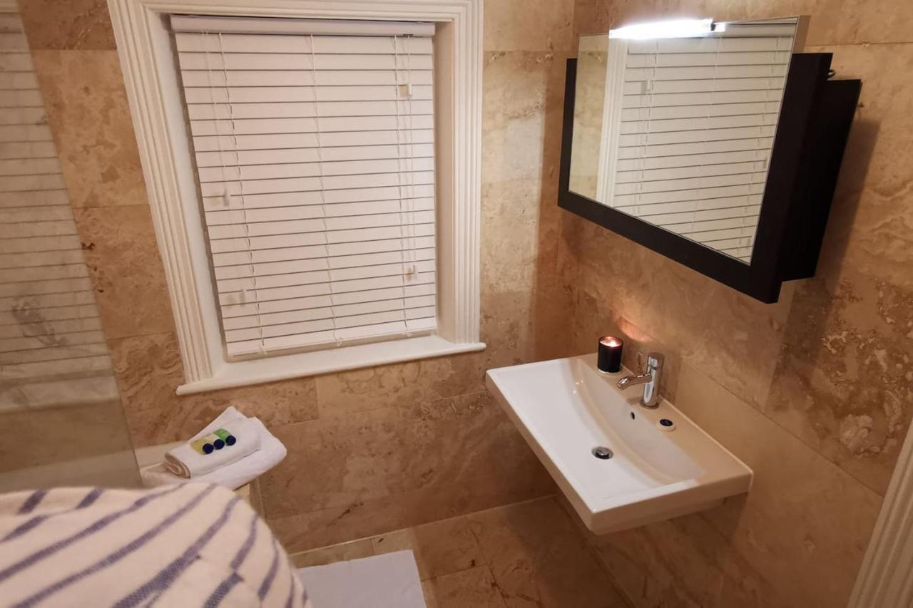 Perfectly Located 4 Storey Townhouse With 2 Parking Spaces In Central ฮาร์โรเกต ภายนอก รูปภาพ
