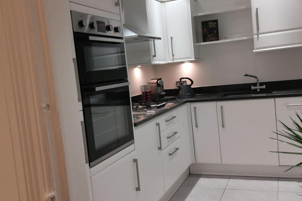 Perfectly Located 4 Storey Townhouse With 2 Parking Spaces In Central ฮาร์โรเกต ภายนอก รูปภาพ