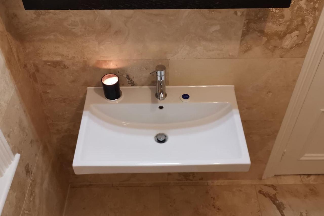 Perfectly Located 4 Storey Townhouse With 2 Parking Spaces In Central ฮาร์โรเกต ภายนอก รูปภาพ